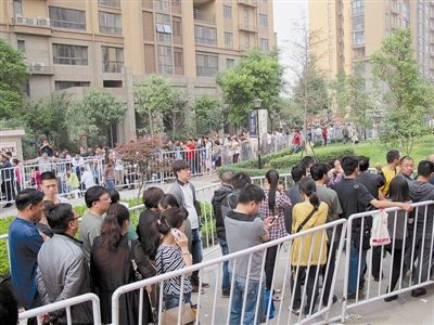 为“抢”车位,业主通宵排队 为“抢”车位,业主通宵排队